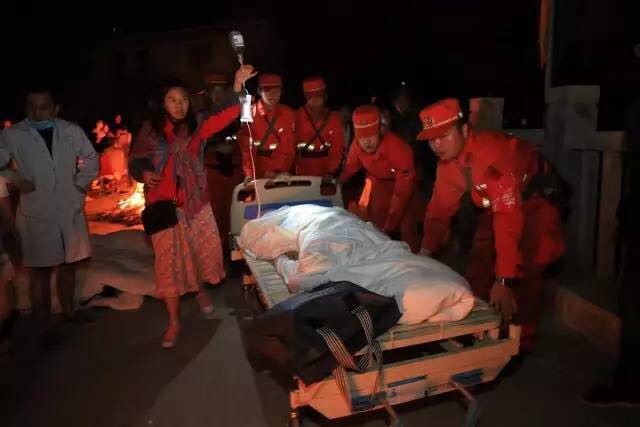 我不知道你是誰，卻知道你為了誰，向人民子弟兵致敬！