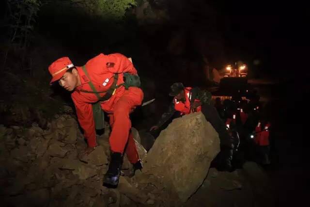 我不知道你是誰，卻知道你為了誰，向人民子弟兵致敬！