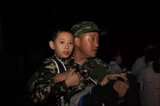 我不知道你是誰，卻知道你為了誰，向人民子弟兵致敬！