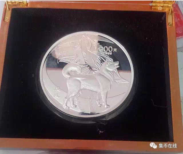 生肖狗年金銀幣上的防偽微縮文字你發(fā)現(xiàn)了嗎？